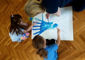 Dzieci malują kształt drzewa